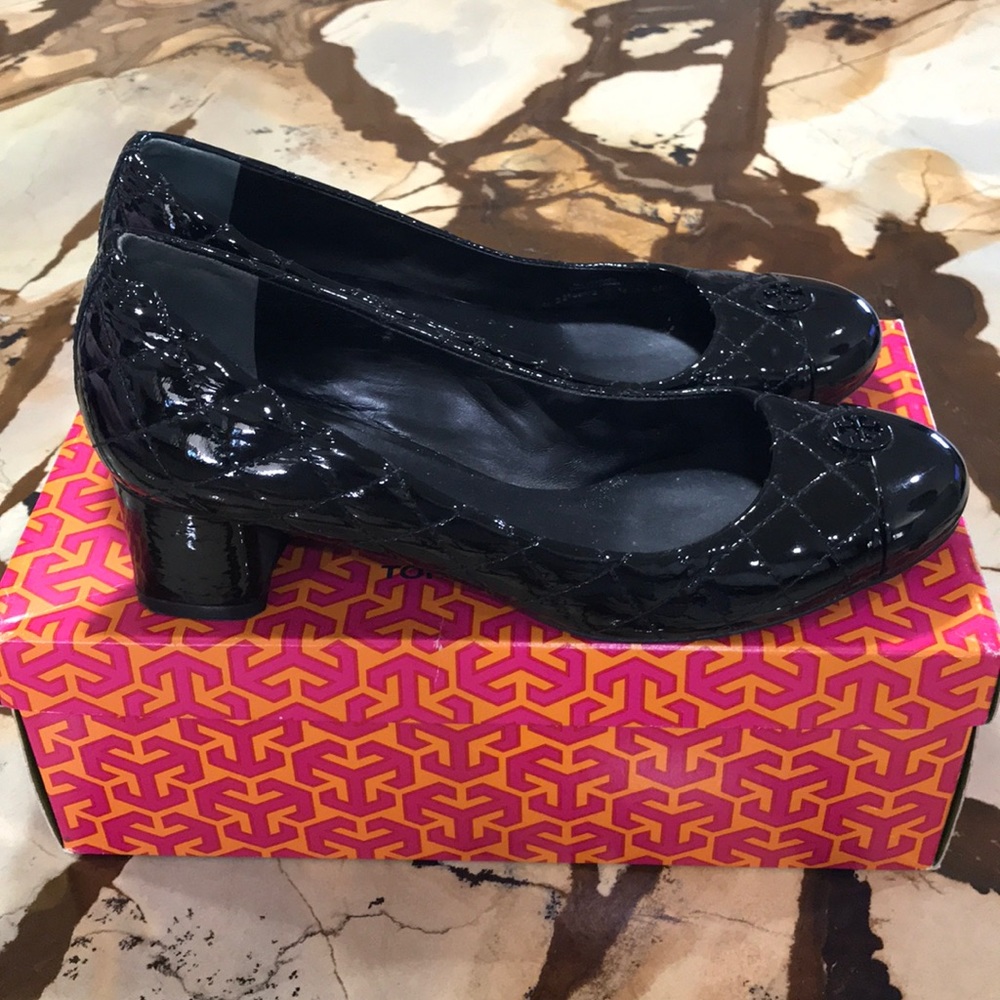 Black patent leather Kaitlin 46 pump